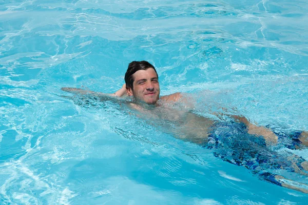 若い男がプールで楽しんで — ストック写真
