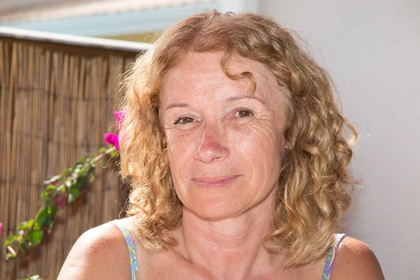 Retrato de la encantadora mujer de mediana edad sonriendo a la cámara — Foto de Stock