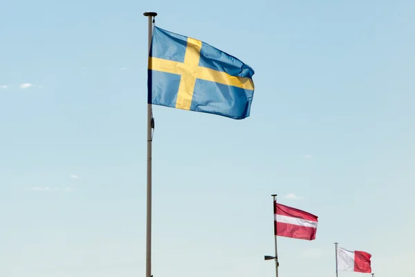 Flaga Szwecji przeciw błękitne niebo — Zdjęcie stockowe