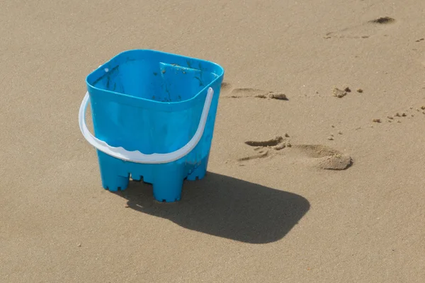 Juguetes de playa en la arena vacaciones de verano en el mar — Foto de Stock