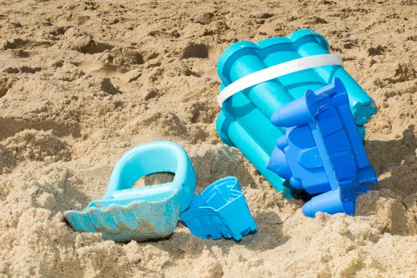 Juguetes de playa en la arena vacaciones de verano en el mar — Foto de Stock