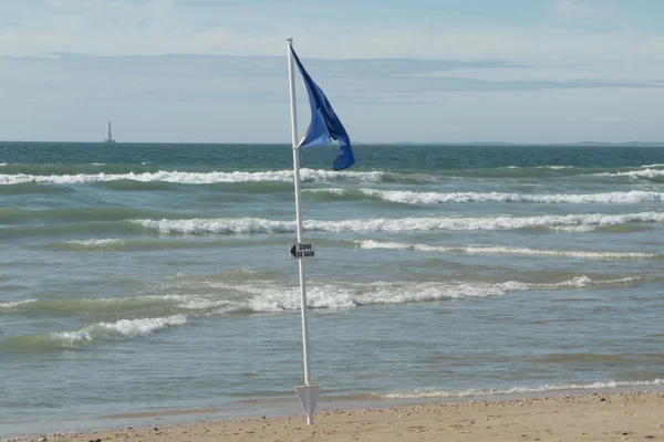 Bandiera blu sulla spiaggia, in Francia al mare — Foto Stock