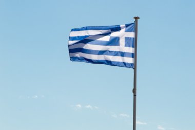 Yunanistan bayrak - mavi gökyüzü altında rüzgarda sallayarak