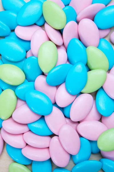 Фон розовый, синий и зеленый сахарный миндаль или шоколад — стоковое фото