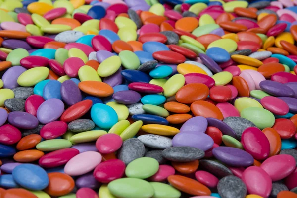 Много красочных шоколадных таблеток крупным планом для дизайнера — стоковое фото