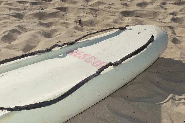 Tabla de rescate de surf blanco junto a la playa del mar — Foto de Stock