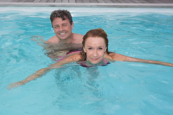 Ontspannende zomer natte paar in blauwe zwembad — Stockfoto