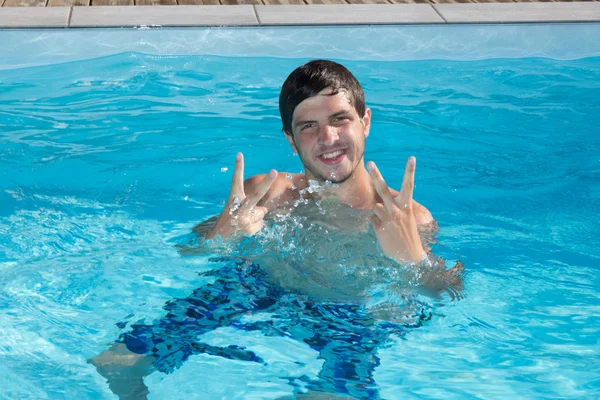 Gros plan du jeune homme se relaxant dans la piscine — Photo