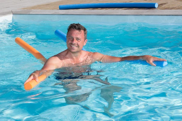 Retrato de un hombre apuesto y feliz de mediana edad relajándose —  Fotos de Stock