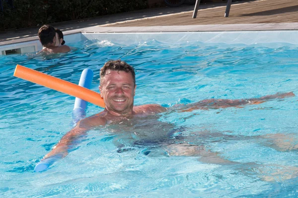 Retrato de un hombre apuesto y feliz de mediana edad relajándose —  Fotos de Stock