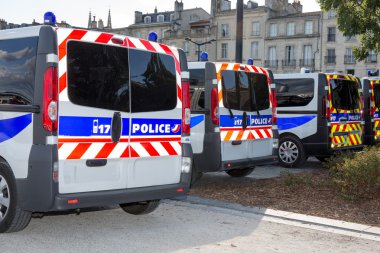 Polis araba veya kamyon sokak arkasında