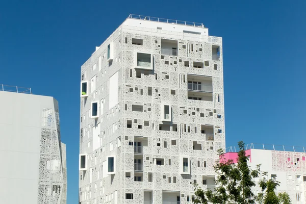 Современные жилые здания Фасад новой низкоэнергетической квартиры — стоковое фото