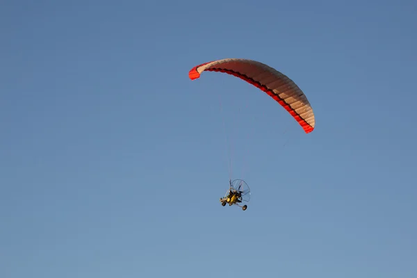 Motorised paraglider flying over mountains in summer day — Stock Photo, Image