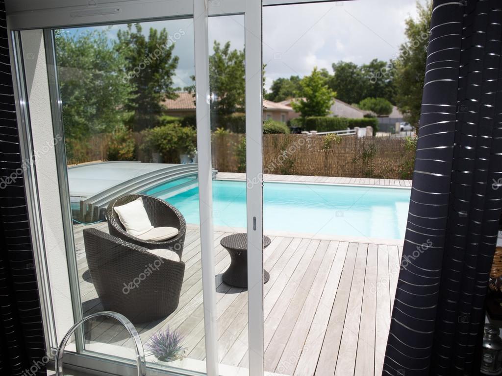 Hermosa vista del patio trasero patio y piscina — Foto de stock