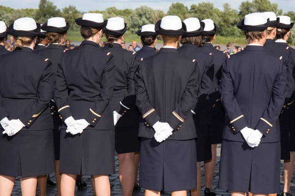 Ragazze militari cadetti in uniforme marciando in parata — Foto Stock