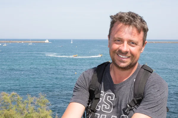 Handsome male posing in front of sea summer vacation — Stock Photo, Image