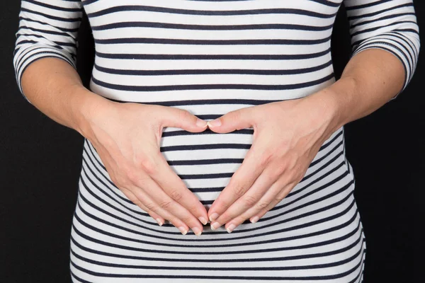 Gravid kvinna mage, graviditet hjärta form, älskar tecken — Stockfoto
