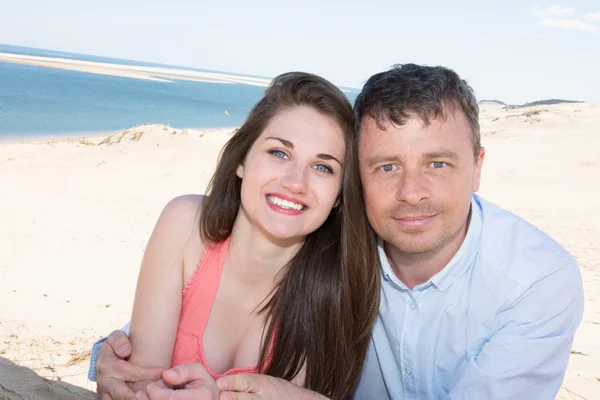 Щаслива і любляча пара посміхається на пляжі — стокове фото