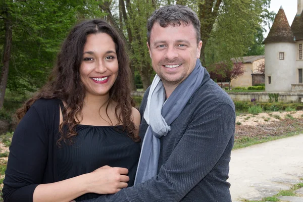 Pareja sonriente abrazándose y riendo afuera —  Fotos de Stock