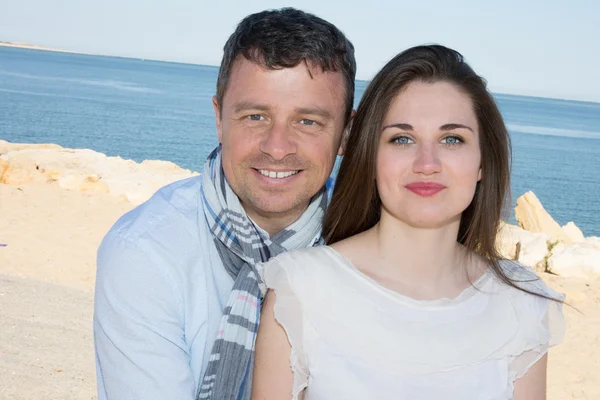 Adorável recém-casal na praia sorrindo — Fotografia de Stock