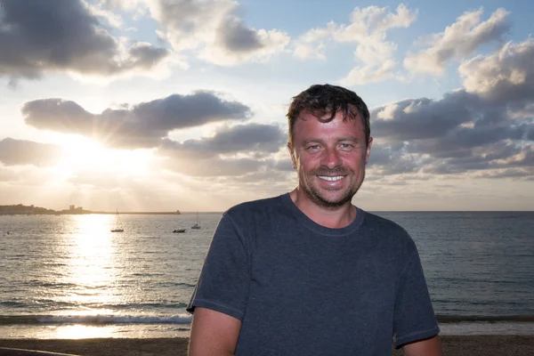 Man standing at sunset lighting back view summer evening beach lens flare — Stock Photo, Image