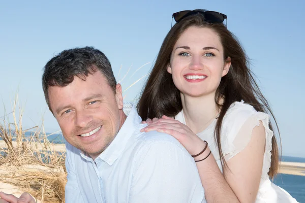 Couple piggyback na bela praia de verão — Fotografia de Stock