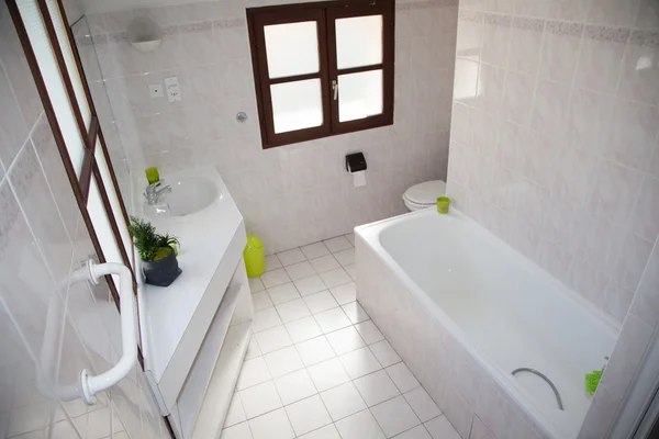 Lavabo blanc dans une salle de bain moderne avec robinet d'eau et miroir — Photo