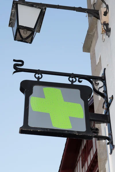 Cartel de farmacia en la pared bajo cielo azul profundo —  Fotos de Stock