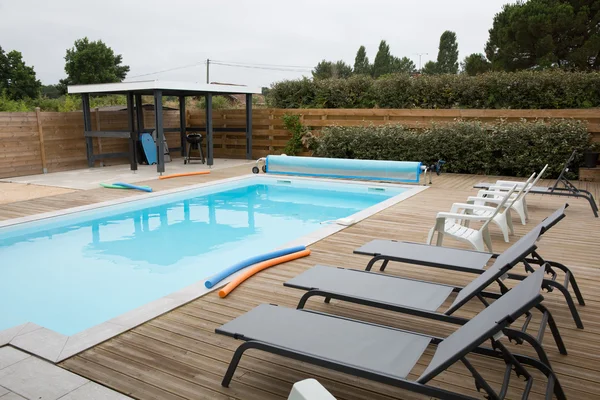 Vista esterna di una casa contemporanea con piscina — Foto Stock