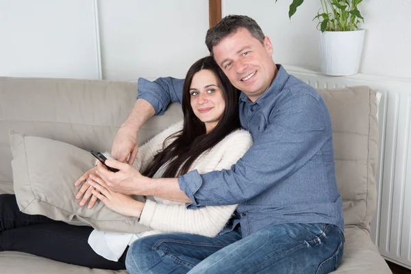 Romantyczny i piękny para relaksujący w kanapie — Zdjęcie stockowe