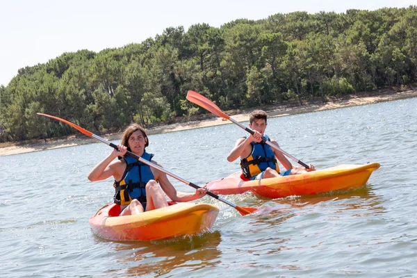 Dos personas viajan por el río en un kayak en verano . — Foto de Stock