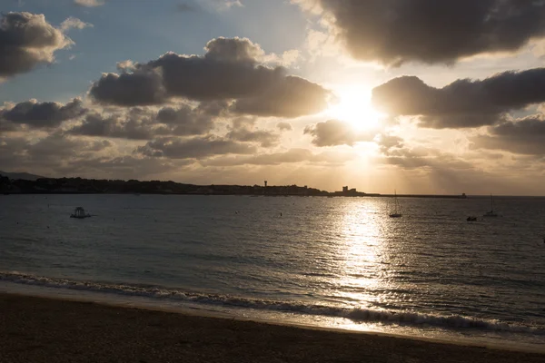 Colorido atardecer con nubes en el color gris noche — Foto de Stock