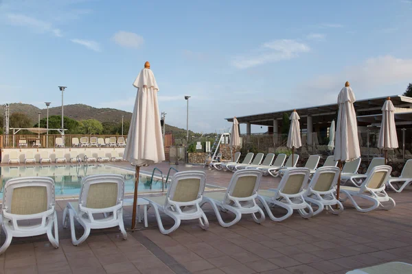 Piscina en un hotel bajo el cielo azul — Foto de Stock