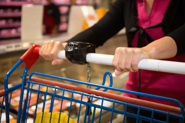 Kvinna shopping på stormarknaden, närbild av händer — Stockfoto