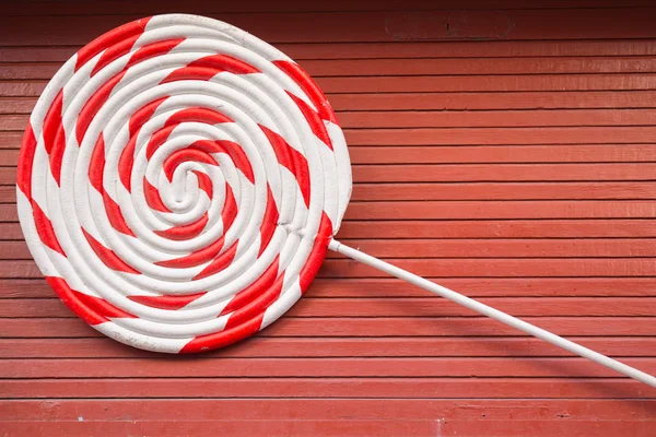 Una grande spirale rossa e bianca sul tavolo di legno — Foto Stock