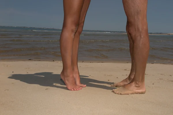 해변에서 커플 키스 하는 젊은의 다리 — 스톡 사진