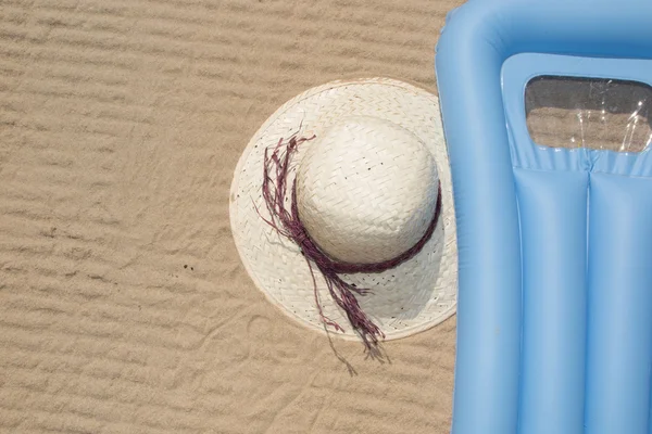 Straw hat and blue dress at the beach in summer. — Stock Photo, Image