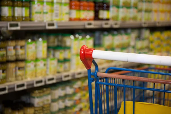 Nákupní košík na nakupování v supermarketu — Stock fotografie