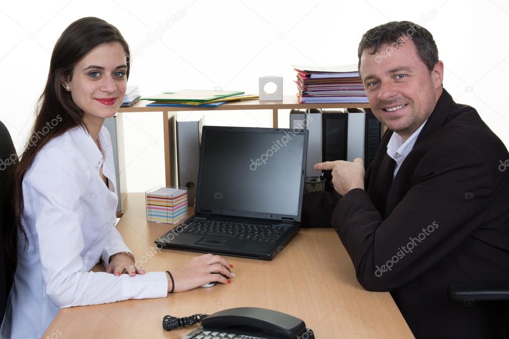Lächelnd Partner arbeiten am Schreibtisch mit Laptop im Büro ... Lächelnd Partner arbeiten am Schreibtisch mit Laptop im Büro ...