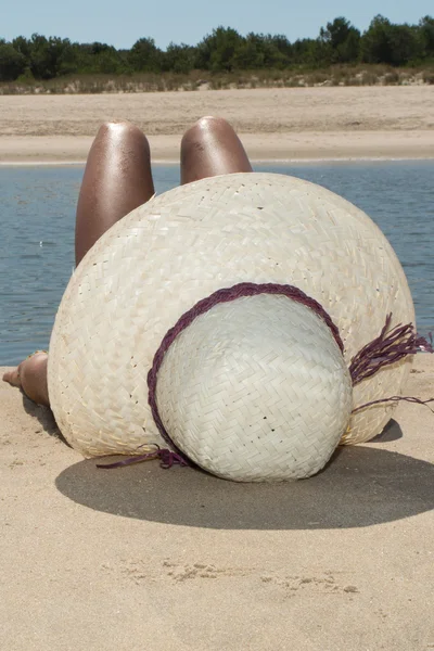 Sommar semester kvinna på stranden i stranden hat njuter — Stockfoto