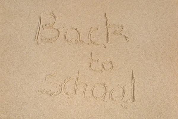 Retour à l'école écrit sur une plage — Photo