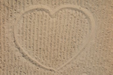 Çizim kum plajında kalp