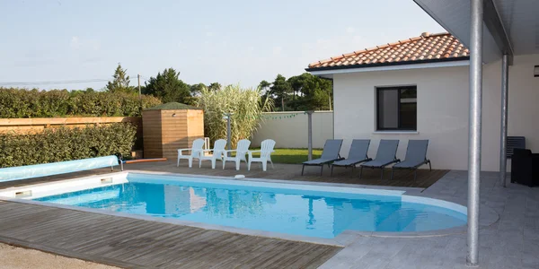 Hermosa piscina en el brillante día de verano en vacaciones — Foto de Stock