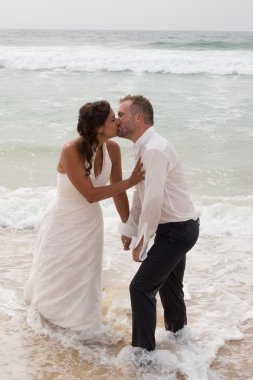 Plaj öpüşme, romantik bir an paylaşımı yeni evliler