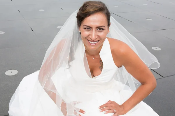 Retrato de la hermosa novia posando en el día de su boda —  Fotos de Stock