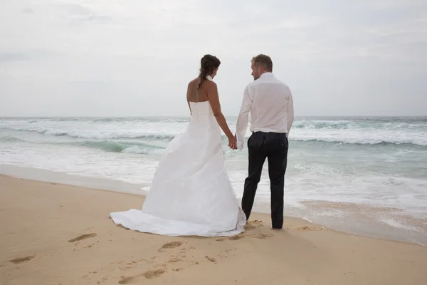 Pareja de boda enamorada en vestido de novia en la playa —  Fotos de Stock