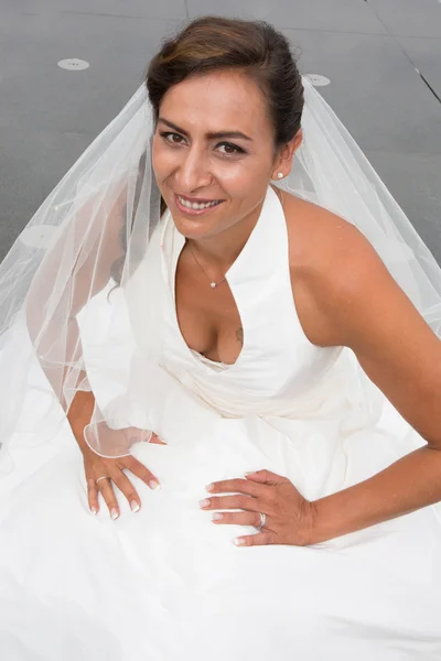 Porträt der schönen Braut posiert an ihrem Hochzeitstag — Stockfoto