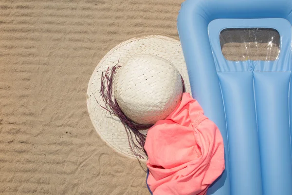 Sombrero de paja y vestido naranja en la playa en verano . — Foto de Stock