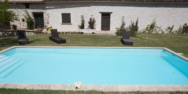 Arquitectura, hermosa villa con piscina, al aire libre — Foto de Stock