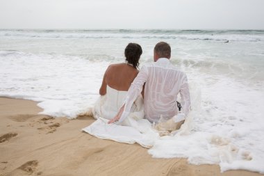 Açık havada öpüşme çift sahilde rahatlatıcı sevgi dolu arkadan görünüş,